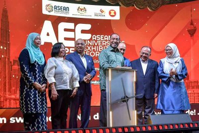 Zambry (empat, kanan) melakukan gimik pelancaran Majlis Asean Universities Exhibition And Forum (AEF2025) di Sunway Resort Hotel pada Isnin. Foto Bernama