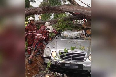 Anggota bomba menjalankan kerja mengeluarkan mangsa dalam kejadian di Jalan Batu 3, Kampung Bukit Kuda di Klang pada Isnin.