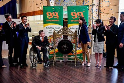 Gambar fail Thiam Wah (tiga dari kiri) ketika penyenaraian 99 Holdings di Bursa Malaysia.