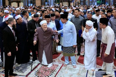 Anwar bersama Imam Sheikh Dr Ekrima hadir ke Majlis Ilmu Madani di Masjid Putra pada Isnin. Foto Bernama
