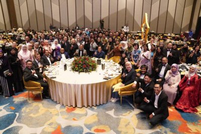 Mohamad Zahri bergambar bersama media yang hadir pada Majlis Penghargaan MBPJ di M Ressort Hotel di Petaling Jaya pada Isnin.