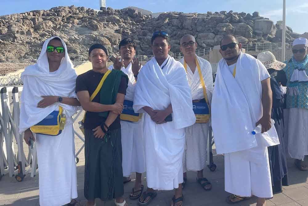 Ahmad Rathomie (dua dari kiri) bersama anak muda yang telah dipilih dan layak mengikuti Program Umrah Percuma Anak Muda Jati Kelantan.