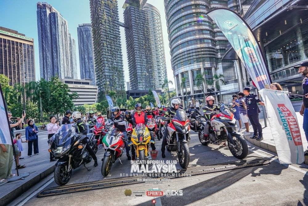 Sebanyak 400 motosikal Ducati pelbagai model menyertai konvoi bermula dari Publika ke Menara Berkembar Petronas di ibu negara.