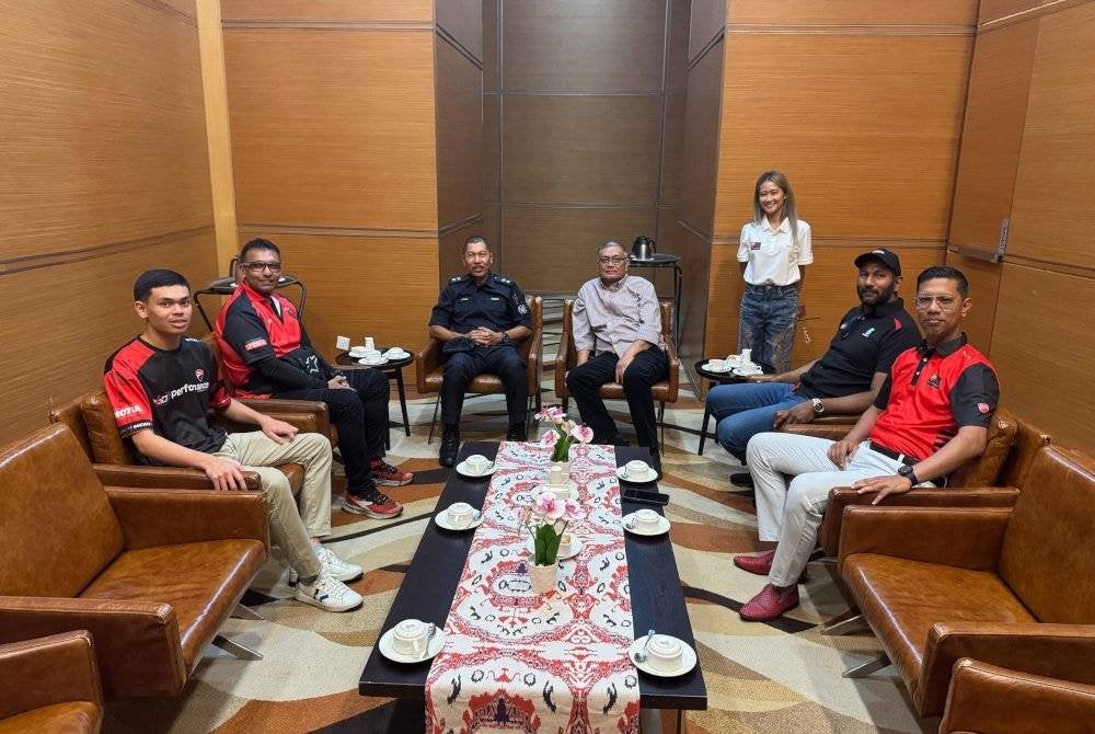 Shamsul Anuar (empat dari kiri) merasmikan Program AGM Tahunan dan Majlis Pelantikan Presiden DOCM 2025 di Movenpick Hotel & Convention Centre, Sepang.