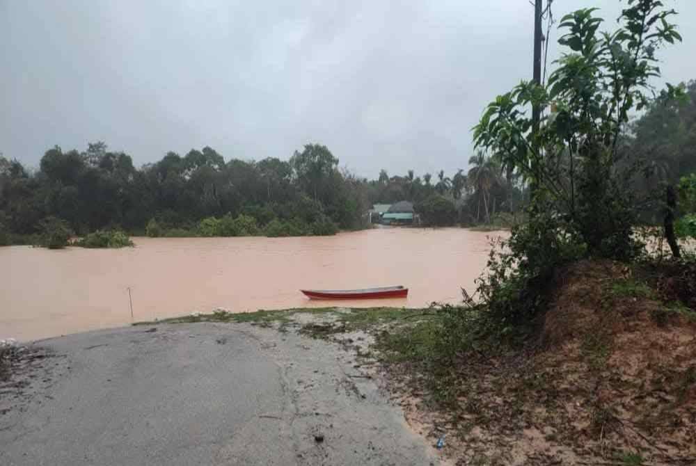 Jambatan di Kuala Pertang, Kuala Krai ditenggelami air kerana kedudukannya rendah namun keadaan terkawal. Foto tular