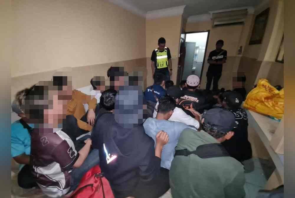 Antara migran yang ditahan dalam serbuan di dua hotel bajet di Chow Kit di sini pada Isnin.