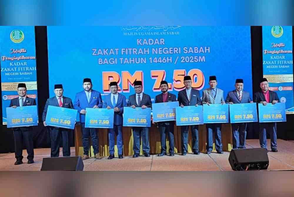 Yahya (lima dari kiri) menunjukkan kad memaparkan kadar zakat fitrah bagi negeri Sabah pada tahun ini.