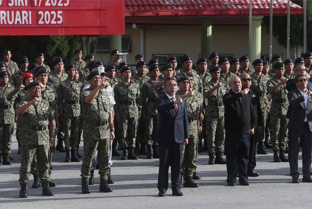 Adly bergambar bersama pelatih PLKN 3.0 Siri 1/2025 di Kem Rejimen 515 Askar Wataniah, di sini, pada Selasa.
