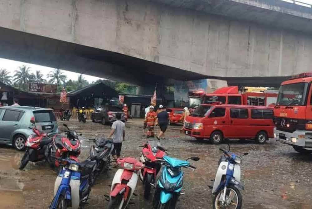 Sebuah restoran kari kepala ikan terkenal di Kampung Pasir Tinggi, Hulu Terengganu musnah 60 peratus dalam kebakaran petang Isnin. Foto pengguna media sosial.