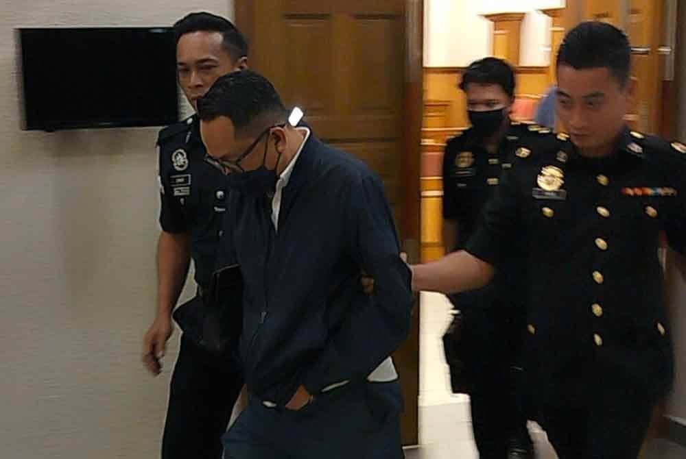 Tertuduh diiringi keluar dari mahkamah selepas selesai sebutan kesnya pada Selasa.