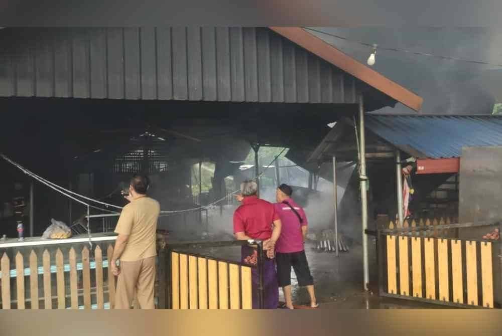 Pemilik menerima panggilan telefon daripada adiknya yang menangis memberitahu restoran terbakar kira-kira jam 5.30 petang Isnin.
Foto: Orang awam