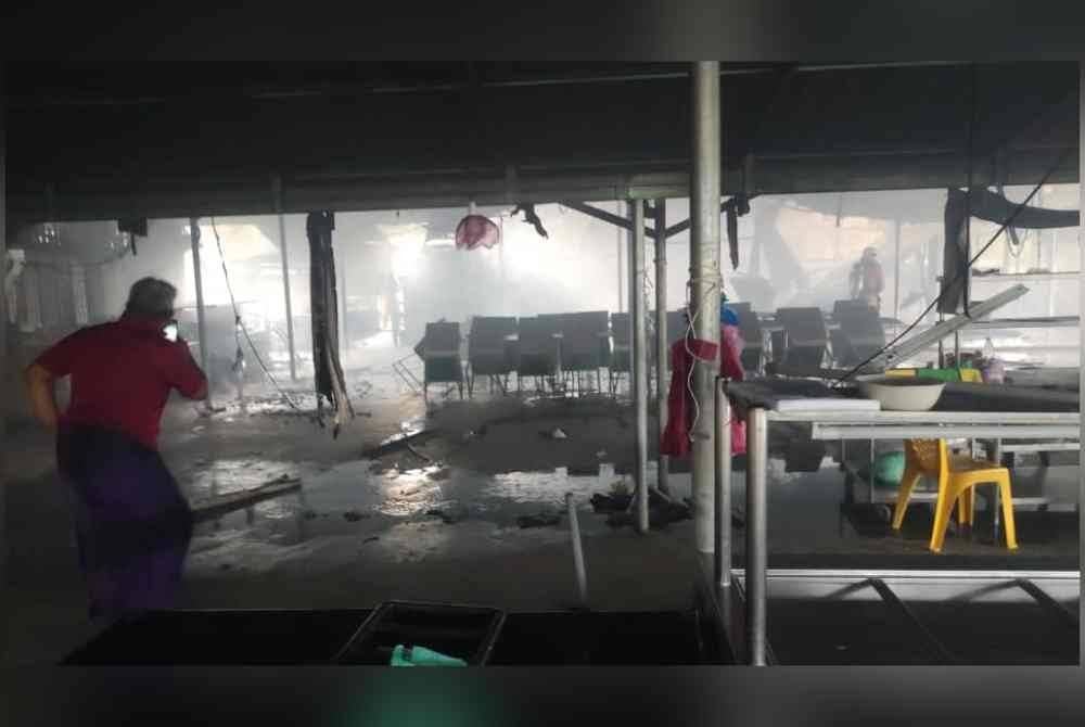 Sebuah restoran kari kepala ikan terkenal di Kampung Pasir Tinggi, Hulu Terengganu musnah 60 peratus dalam kebakaran yang berlaku pada petang Isnin Foto: Orang awa
