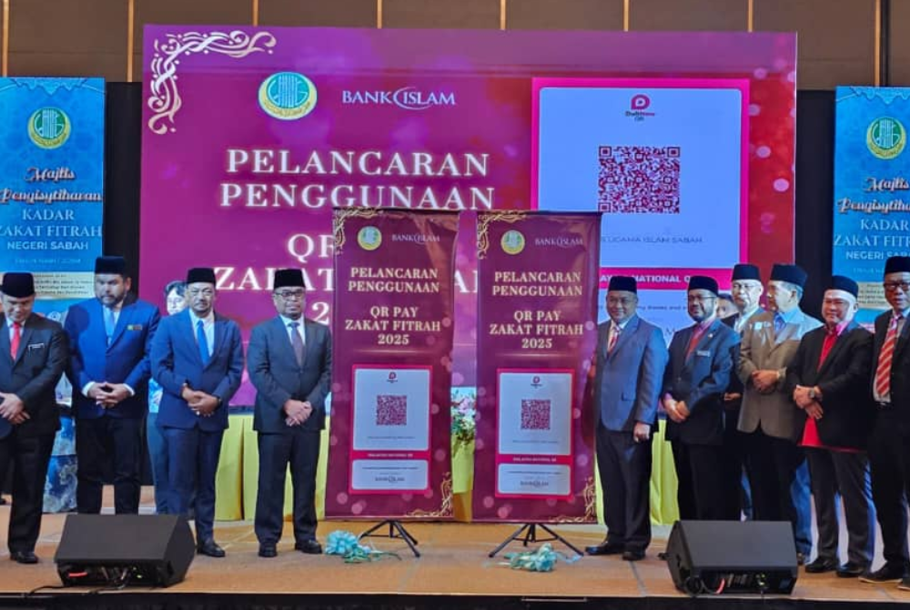 Yahya (empat dari kiri) ketika melancarkan kaedah pembayaran zakat terbaharu menggunakan kod QR di Kota Kinabalu.