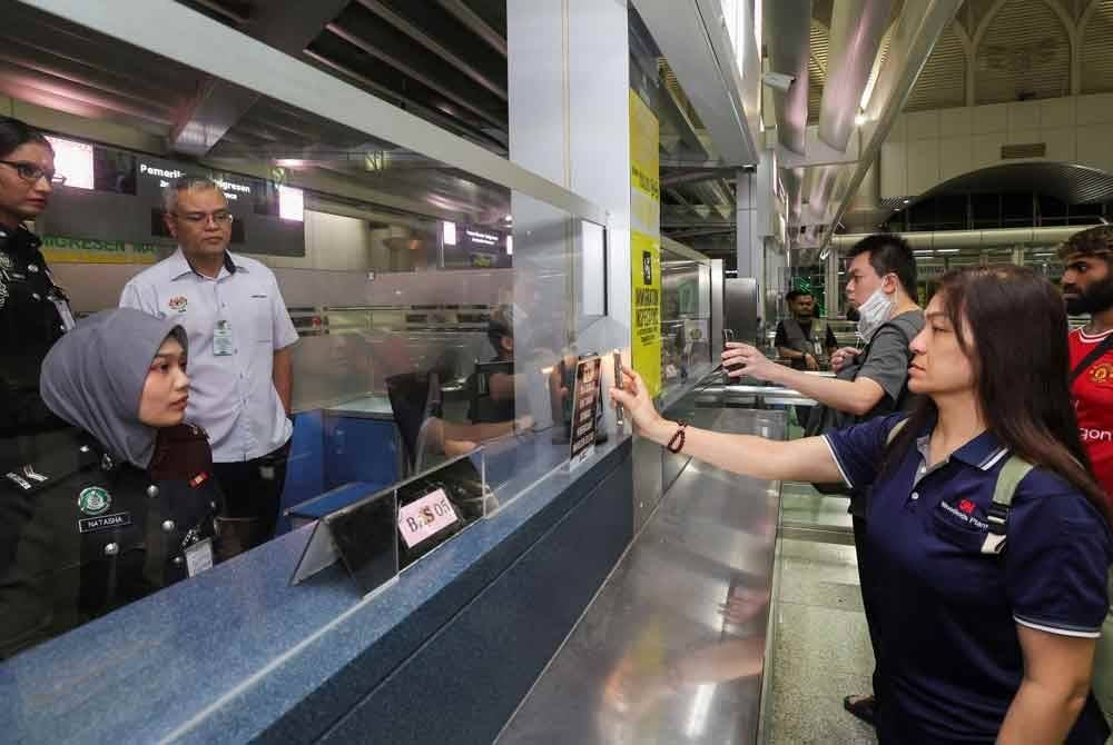 Makhzan meninjau penggunaan kemudahan e-gate pada Media Tour Status Pelaksanaan Inisiatif Menangani Kesesakan di CIQ Bangunan Sultan Iskandar (BSI) Johor pada Selasa. Foto Bernama