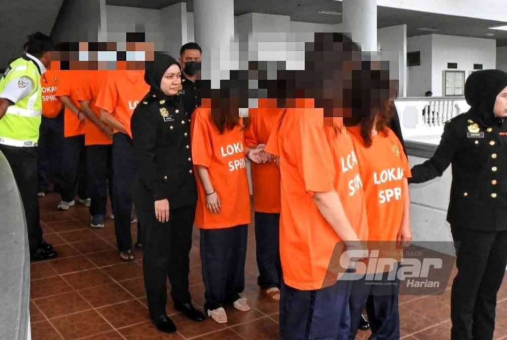 17 individu ditahan reman selama enam hari bagi membantu siasatan kes berkaitan sogok penguat kuasa.