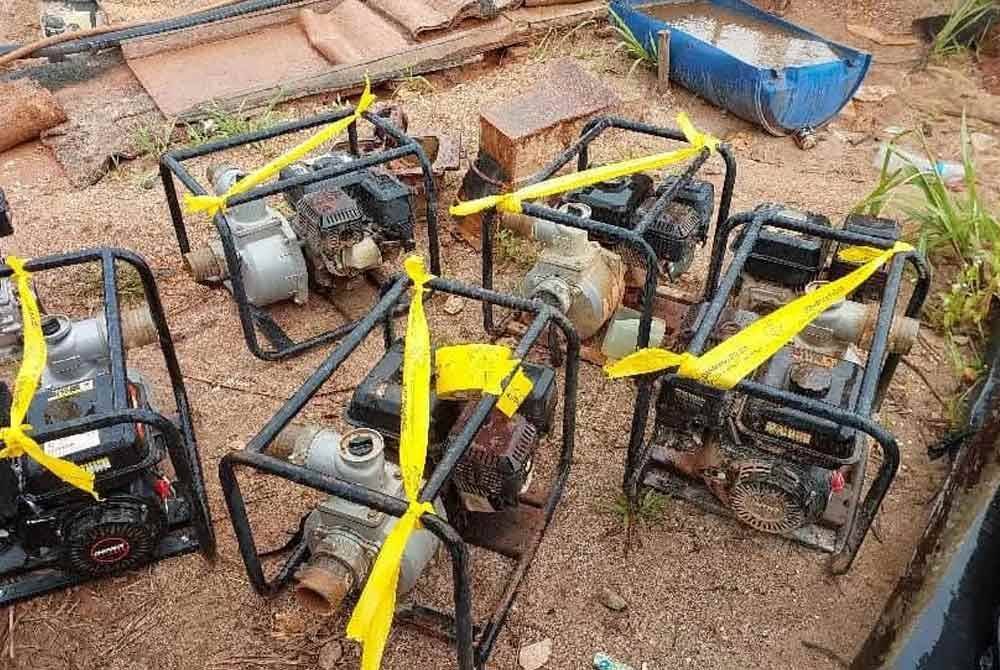 Antara peralatan yang dirampas di tapak lombong emas haram yang diserbu dalam Ops Khazanah pada Isnin. FOTO FB BRIGED TENGGARA PGA