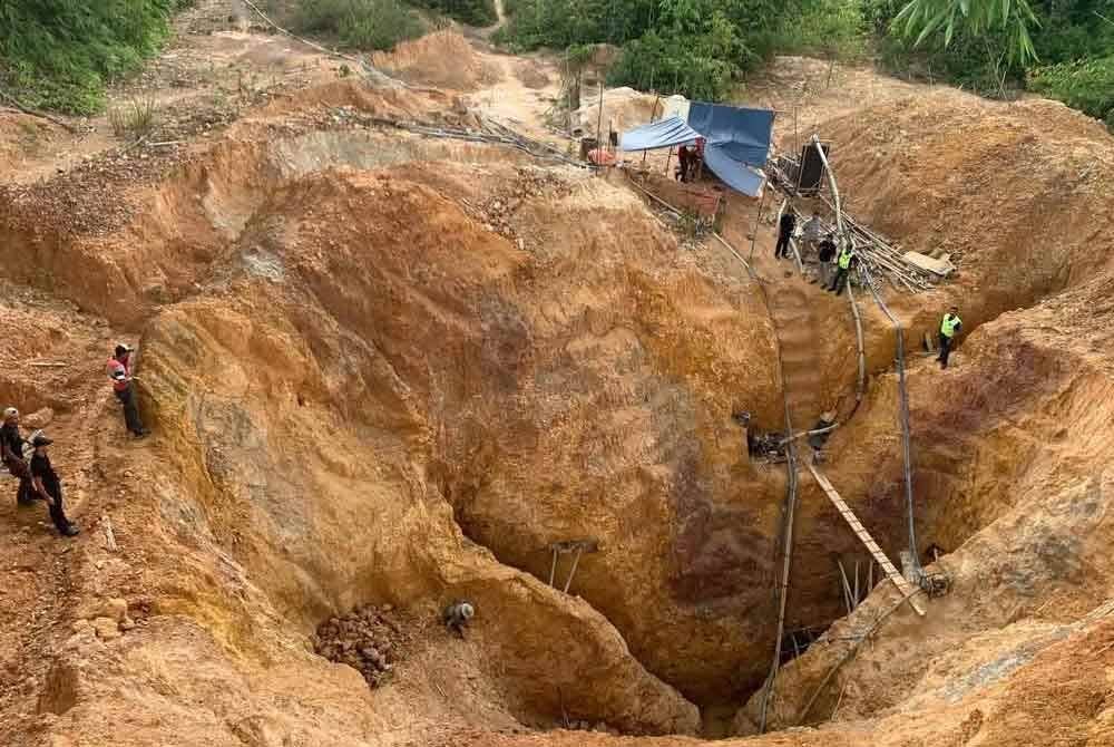 Melombong emas secara haram dalam Kawasan lombong haram di Sungai Jubau, Mukim Keratong Muadzam Shah, Rompin yang dibongkar dalam.Ops Khazanah pada Isnin. FOTO FB BRIGED TENGGARA PGA