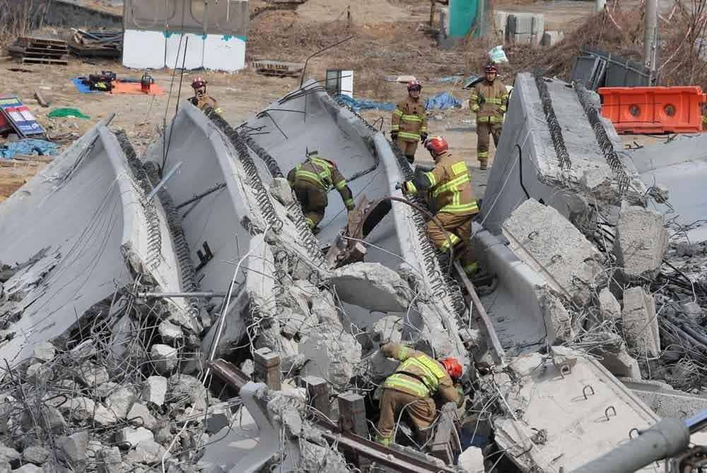 Penyelamat mencari pekerja yang hilang selepas sebuah jambatan runtuh di tapak pembinaan lebuh raya di Anseong pada 25 Februari 2025. Foto AFP