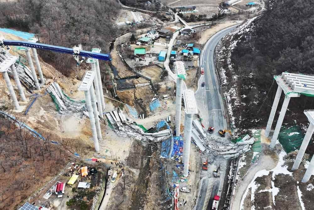 Tiga orang maut dan lima yang lain cedera selepas jambatan runtuh di tapak pembinaan lebuh raya di Korea Selatan pada 25 Februari 2025. Foto AFP