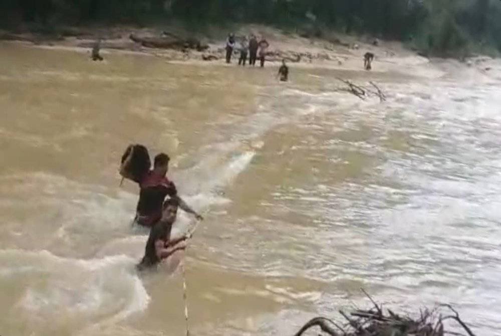 Seramai lapan individu berdepan detik cemas apabila terperangkap dalam kejadian kepala air. Foto ihsan orang awam