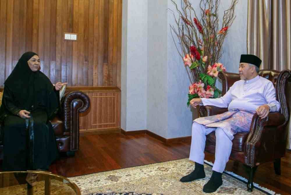 Ahmad Zahid (kanan) berbual bersama isteri ADUN Ayer Kuning, Allahyarham Ishsam Shahruddin, Rozlita Abdullah ketika menziarahi keluara Allahyarham di Desa Seri Ampang pada Selasa. Foto Bernama