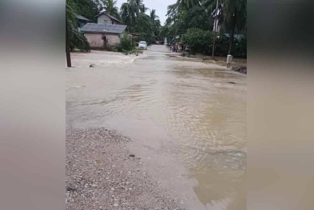 Sebahagian jalan dinaiki air selepas hujan lebat 12 jam.