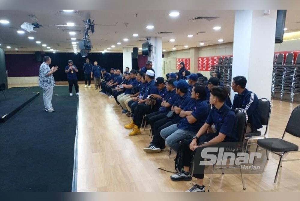 Nik Justin memberi taklimat kepada staf IMKL sebelum lawatan ke fasiliti di Kumpulan Karangkraf.