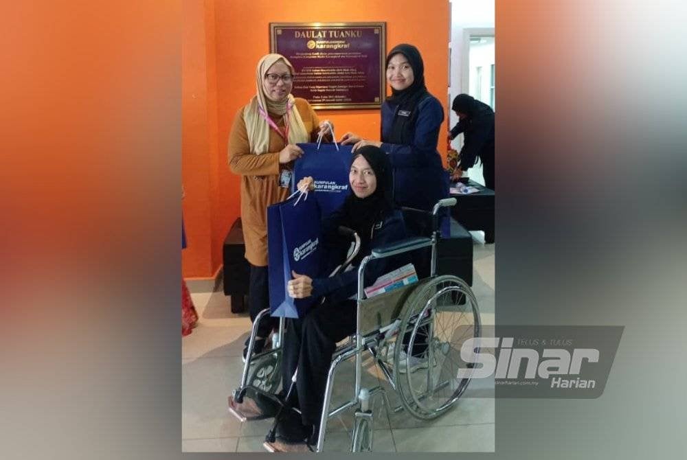 Firdaus bersama staf IMKL.