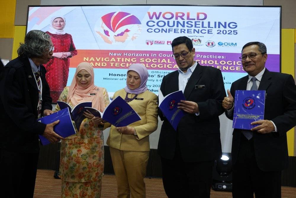 Nancy (tengah) melihat buku Kod Etika Kaunselor pada Majlis Perasmian Persidangan Kaunseling Sedunia 2025 di Universiti Putra Malaysia (UPM) pada Selasa. Foto Bernama