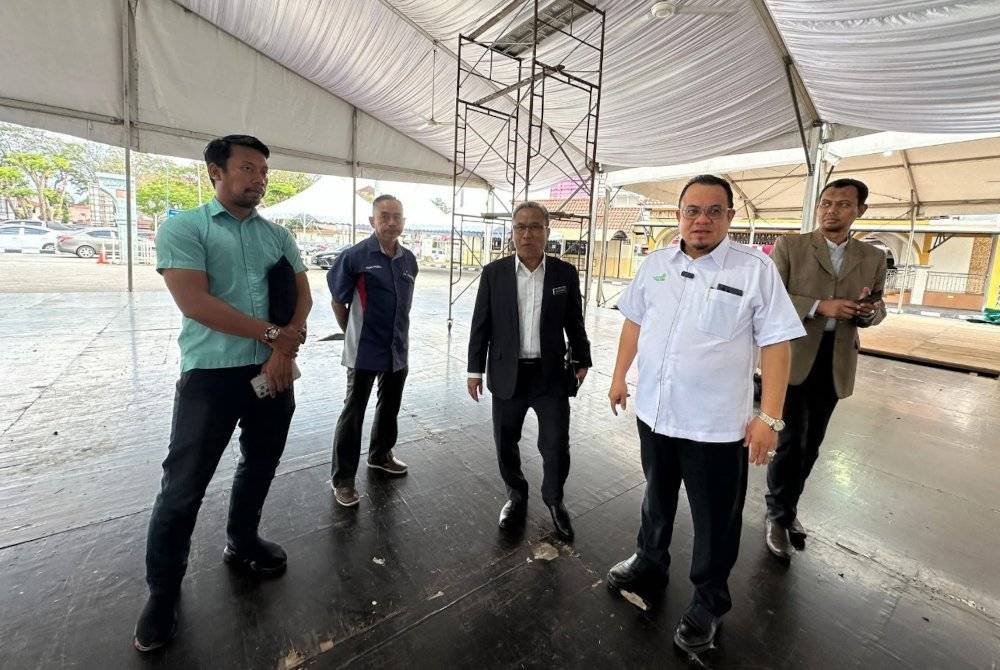 Hilmi (dua dari kanan) yang melihat persiapan akhir tapak Madinah Ramadan 2025.