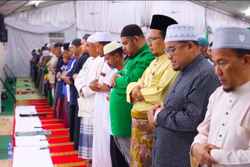 Pengunjung yang mengambil kesempatan menunaikan solat Tarawih di Madinah Ramadan tahun lepas.