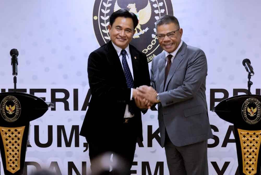 Saifuddin Nasution (kanan) dalam sidang media bersama Yusril Ihza (kiri) selepas mengadakan pertemuan dua hala di ibu pejabatnya pada Selasa. Foto Bernama