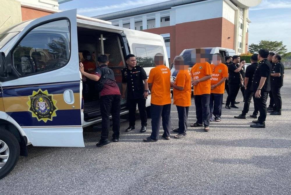 Perintah reman sehingga 2 Mac itu dikeluarkan oleh Majistret Sharda Shienha Mohd Suleiman di Mahkamah Majistret 2, Ayer Keroh, pagi tadi, susulan permohonan Suruhanjaya Pencegahan Rasuah Malaysia (SPRM).