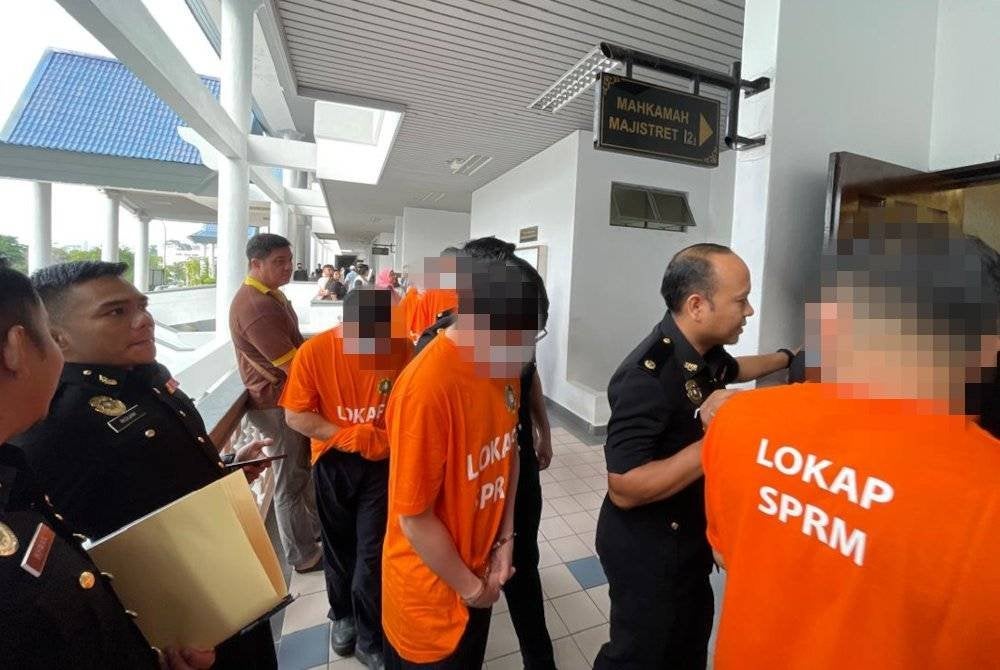 Kesemua suspek terdiri daripada 13 lelaki dan lima wanita berusia antara 30 hingga 60-an ditahan dalam satu operasi bersepadu oleh SPRM bersama Jabatan Imigresen Malaysia (JIM) dan Jabatan Alam Sekitar (JAS) antara jam 7 hingga 10 malam semalam.