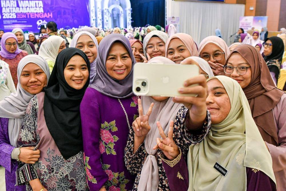 Noraini (tiga, kiri) bersama para peserta terdiri dari mahasiswi universiti awam pada Sambutan Hari Wanita Antarabangsa 2025 di Casa Lagenda Convention Centre, pada Selasa. Foto Bernama