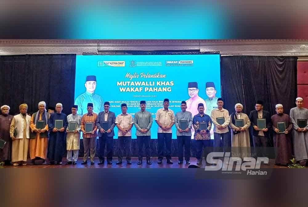 Tengku Amir Nasser (sembilan dari kanan) bersama individu telah dilantik sebagai Mutawalli Khas Wakaf Pahang di sini pada Selasa.