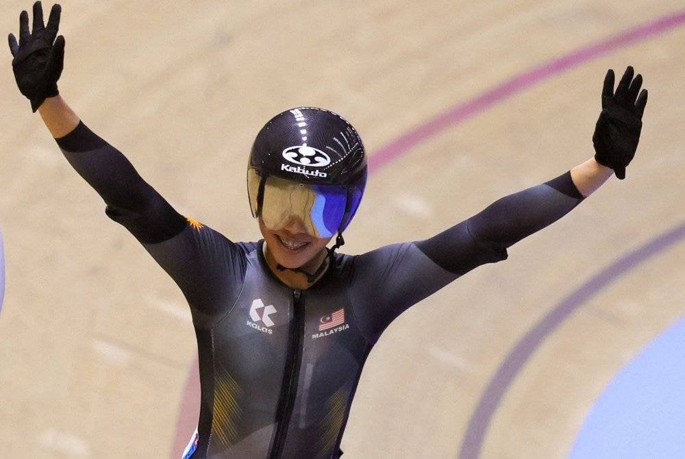 Nurul Izzah Izzati meraikan kejayaan selepas memenangi dalam acara akhir keirin wanita elit ATC 2025 di Velodrom Nasional pada Selasa.