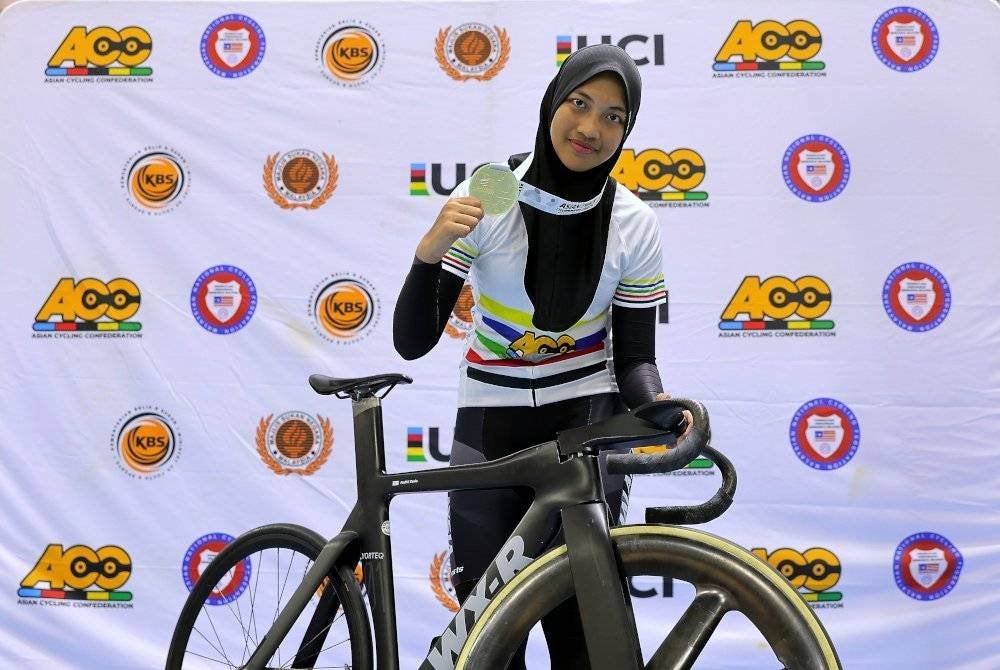 Sawda Hasbullah meraih pingat emas di Velodrom Nasional.