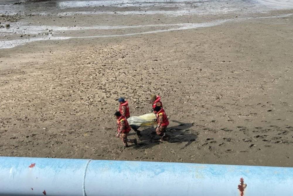 Tiga pekerja asing ditemukan lemas selepas bot yang mereka naiki dipercayai hanyut sebelum terdampar di perairan Tanjung Langsat, malam Isnin. Foto JBPM