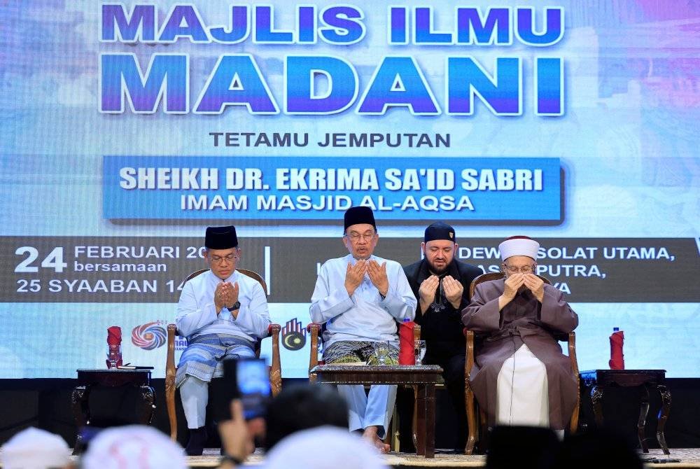 Anwar bersama Sheikh Dr Ekrima di Majlis Ilmu Madani di Masjid Putra, Putrajaya pada Isnin. Foto Bernama
