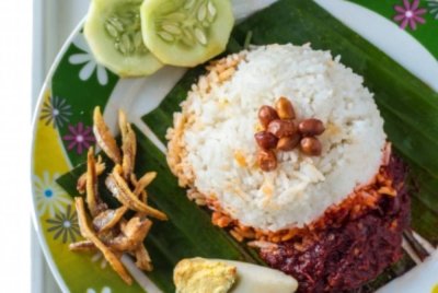Teringat zaman persekolahan dahulu, nasi lemak sepinggan baru 50 sen. Gambar hiasan 123rf.