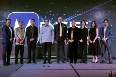 Anthony (empat, kiri) bergambar kenangan pada Majlis Pelancaran Menzies Malaysia di sebuah hotel pada Isnin. Foto Bernama