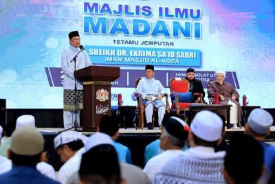 Anwar menyampaikan ucapan pada Majlis Ilmu Madani bersama Imam Masjid Al-Aqsa Sheikh Dr Ekrima Sa'id Sabri di Masjid Putra pada Isnin. Foto Bernama