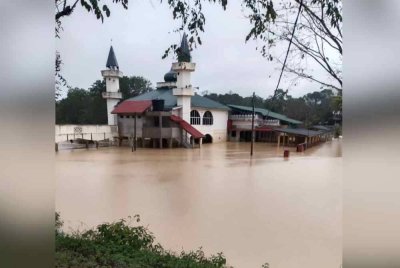 Masjid Mukim Chenulang, Kuala Krai mulai dinaiki air ekoran hujan lebat berterusan sejak Isnin. Foto tular