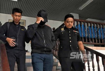 Mohd Rais (tengah) ketika dibawa keluar dari Mahkamah Sesyen di sini, pada Selasa.