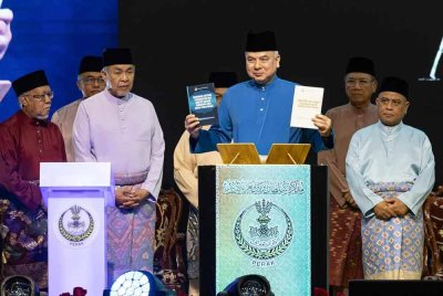 Sultan Perak Sultan Nazrin Shah berkenan melancarkan buku karya Mufti Perak Datuk Seri Wan Zahidi Wan Teh bertajuk Pengaruh Ahli Sunah Waljamaah Dalam Pembangunan Ummah dan Hubungan Antara Pemerintah Dan Rakyat Dalam Kerangka Ahli Sunah Waljamaah pada Majlis Perasmian Muzakarah Sultan Nazrin Muizzuddin Shah bertemakan ‘Pemerkasaan Integrasi Antara Fiqah Dengan Tasawuf’ di sini, pada Selasa. Turut hadir, Timbalan Perdana Menteri Datuk Seri Dr Ahmad Zahid Hamidi (dua dari kiri) dan Menteri Besar Perak, Datuk Seri Saarani Mohamad (kanan). Foto Bernama
