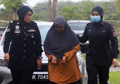Seorang wanita pengsan selepas mengaku bersalah di Mahkamah Majistret Pasir Mas pada Selasa atas pertuduhan menyamar sebagai tetamu sebelum melarikan beg tangan berisi wang berjumlah RM2,500 di sebuah majlis kenduri kahwin di Tasek Berangan pada 1 Februari lalu.