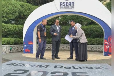 Mohamed Khaled (dua dari kiri) meninjau lokasi ADMM Retreat di Hotel Shangri La Pulau Pinang pada Selasa.