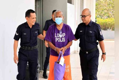 Johari didenda RM30,000 selepas mengaku bersalah memuat naik hantaran palsu mengenai Yang di-Pertuan Agong dan Majlis Raja-Raja di Facebook pada 8 Februari.