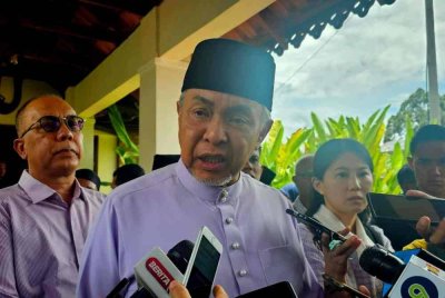 Ahmad Zahid mengesahkan belum ada perbincangan dilakukan berhubung khabar angin Tengku Zafrul Tengku akan meninggalkan parti itu dalam tempoh terdekat.
